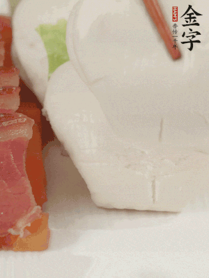 生菜切段，放入荷葉夾。