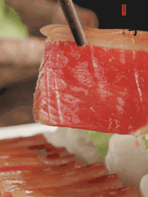 吃的時候，把薄片火腿放入荷葉夾中就可以了。