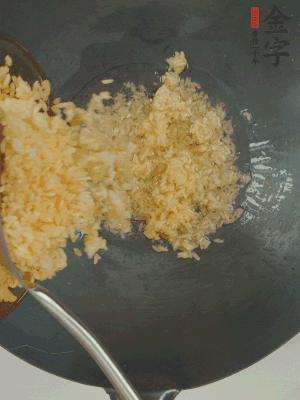 熱油下鍋，邊按壓邊翻炒均勻。