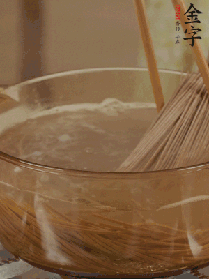 水開后下蕎麥面，煮2分鐘后過涼水備用。