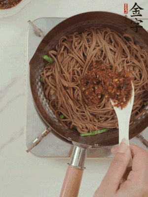 下蕎麥面，淋上少許醬油，加2勺金字火腿大師醬略翻炒即可。