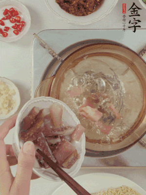 魷魚熱水下鍋，焯水備用。