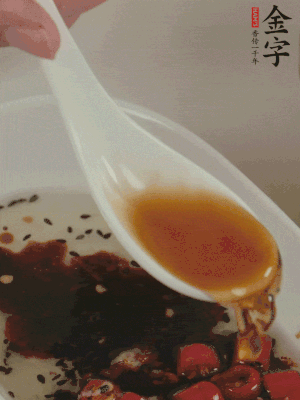 再加2勺生抽、1勺香醋攪拌。