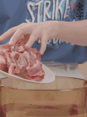 排骨剁小塊，加姜片、料酒沸水下鍋焯水。