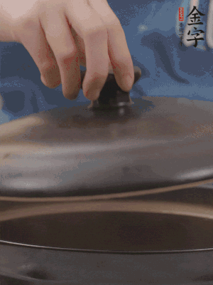 大火煮開后轉小火，燉煮20分鐘左右。