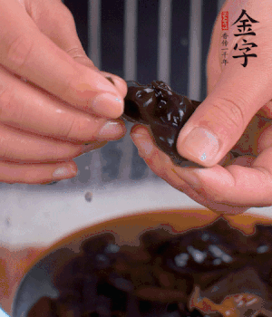 木耳冷水泡發(fā)，處理成小塊。（如果是小木耳就不用切了）
