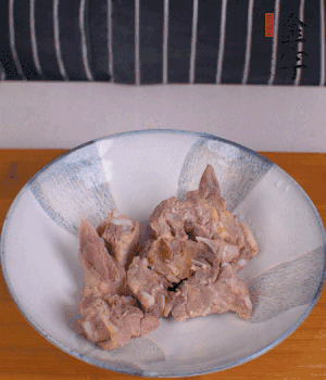 排骨加1勺黃酒、1勺蠔油、1勺玉米淀粉、1/4勺胡椒粉腌制半小時。