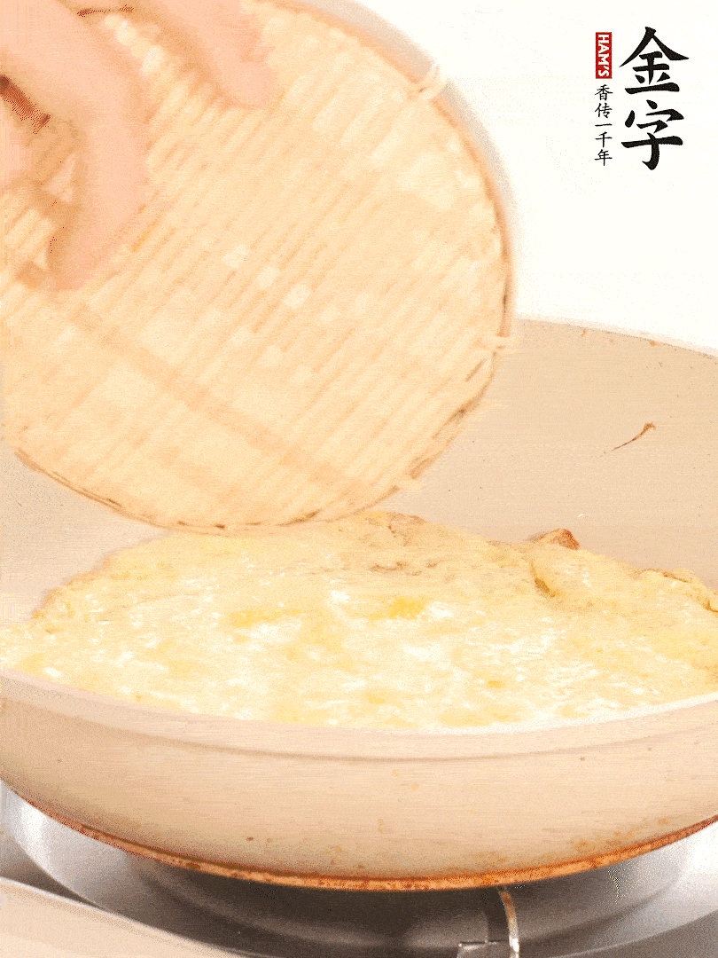 鍋內(nèi)放入少許油，油溫4成熱倒入一個雞蛋煎熟