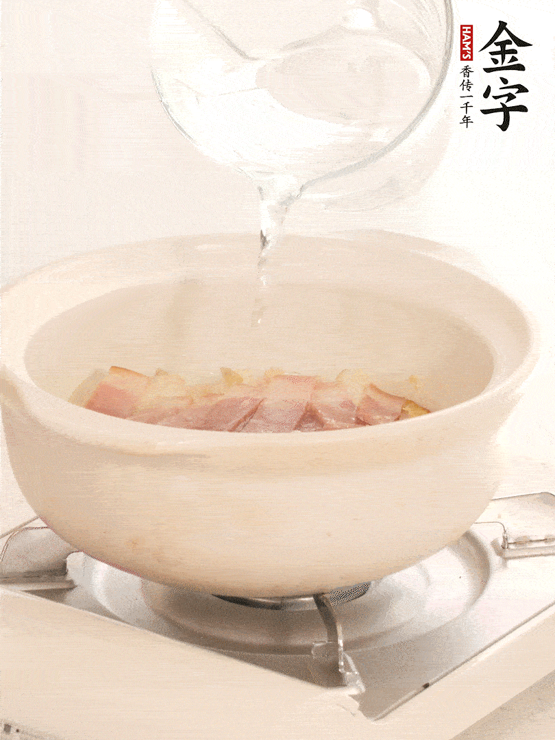 放入火腿片，加開水，再加入豆腐