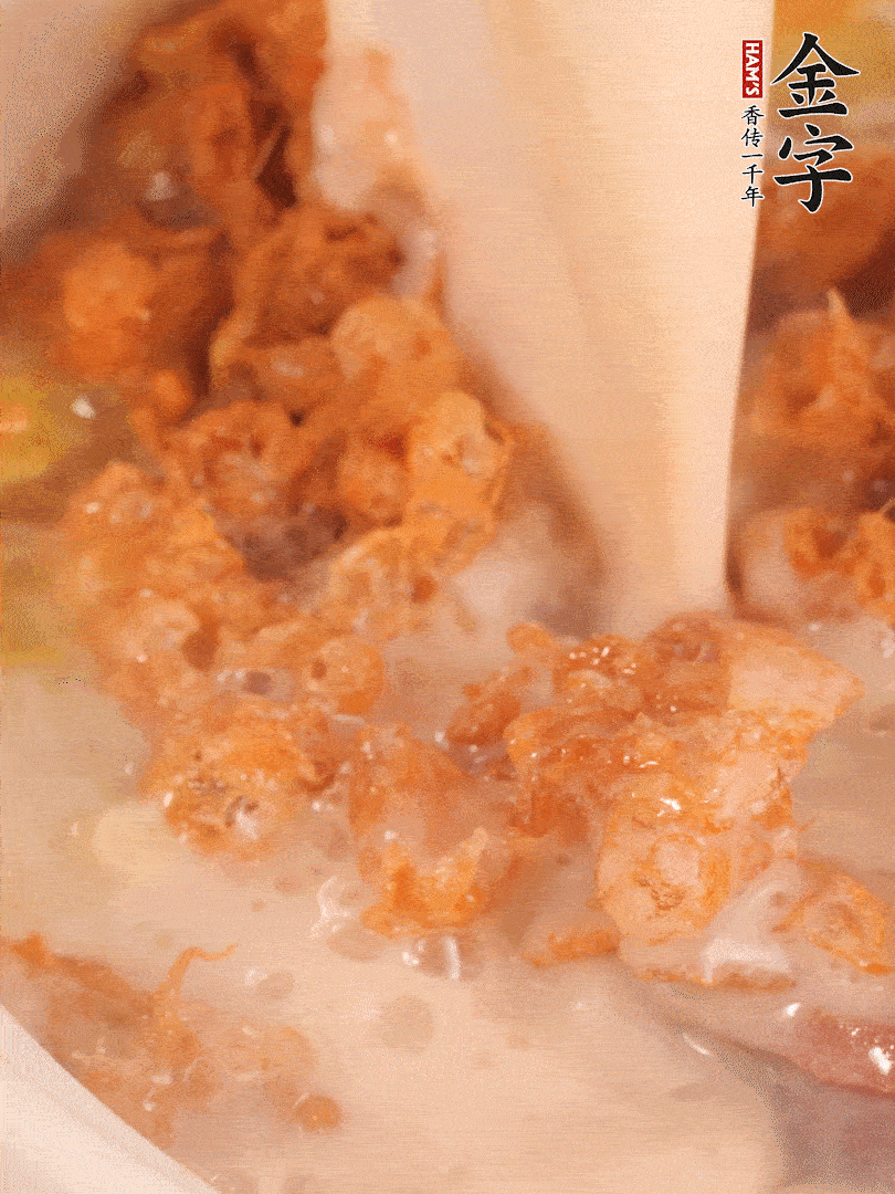 加入蛋酥再煨煮2分鐘，加入豆?jié){。