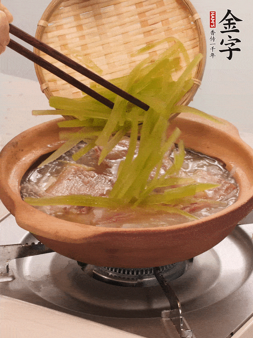 放入白蘿卜絲繼續(xù)炒軟炒至透明狀。