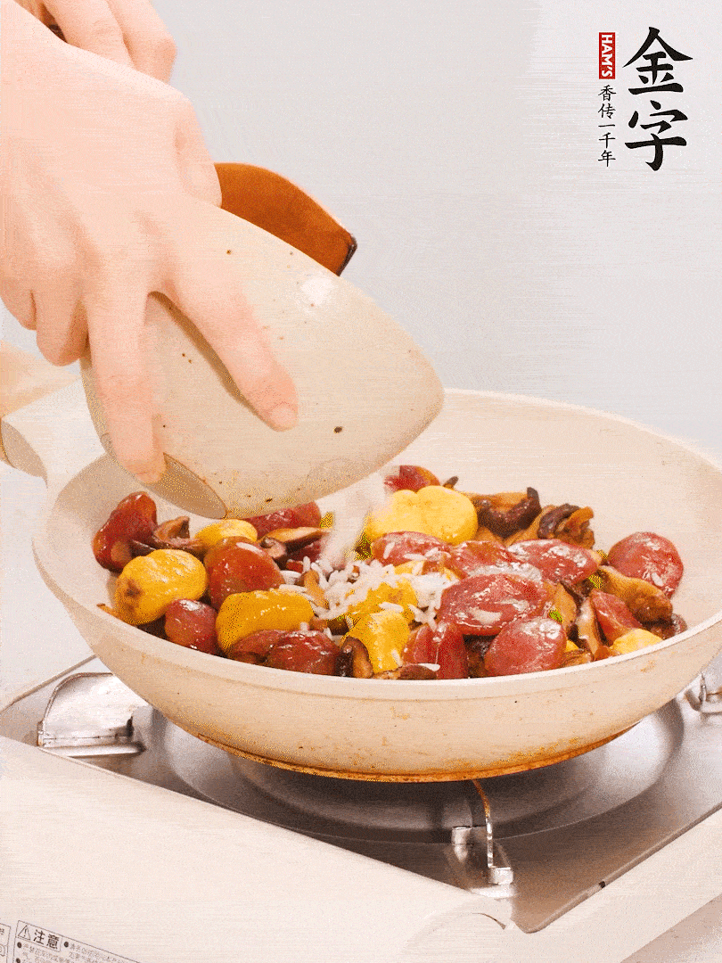 把米淘洗干凈，放入切好的香菇、板栗、毛豆。