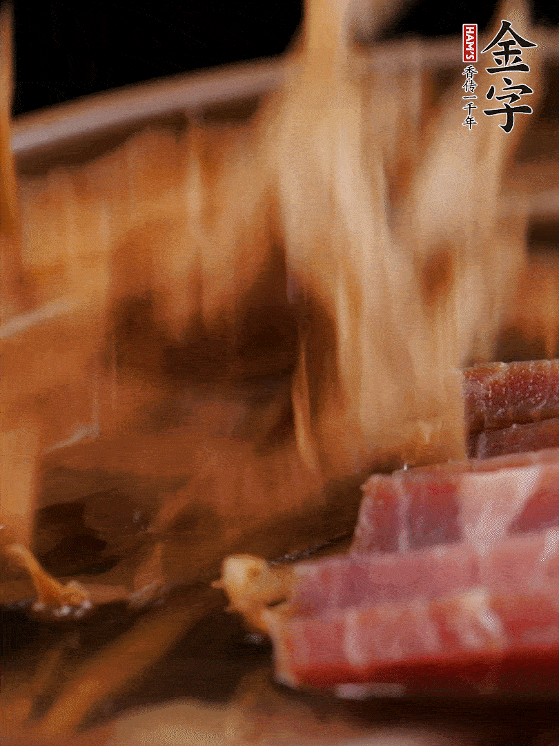 大筒骨、金字火腿、姜片、黃酒一起放入砂鍋，加筍干燉煮40分鐘。（如果家里有高壓鍋，用高壓鍋把高湯壓出來更鮮濃。）