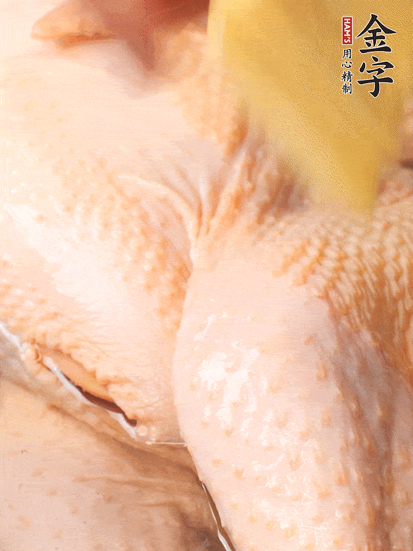 老母雞去頭去尾，斬去雞爪。冷水入鍋，加料酒、蔥姜焯水，煮出浮沫后撈出，用清水洗凈