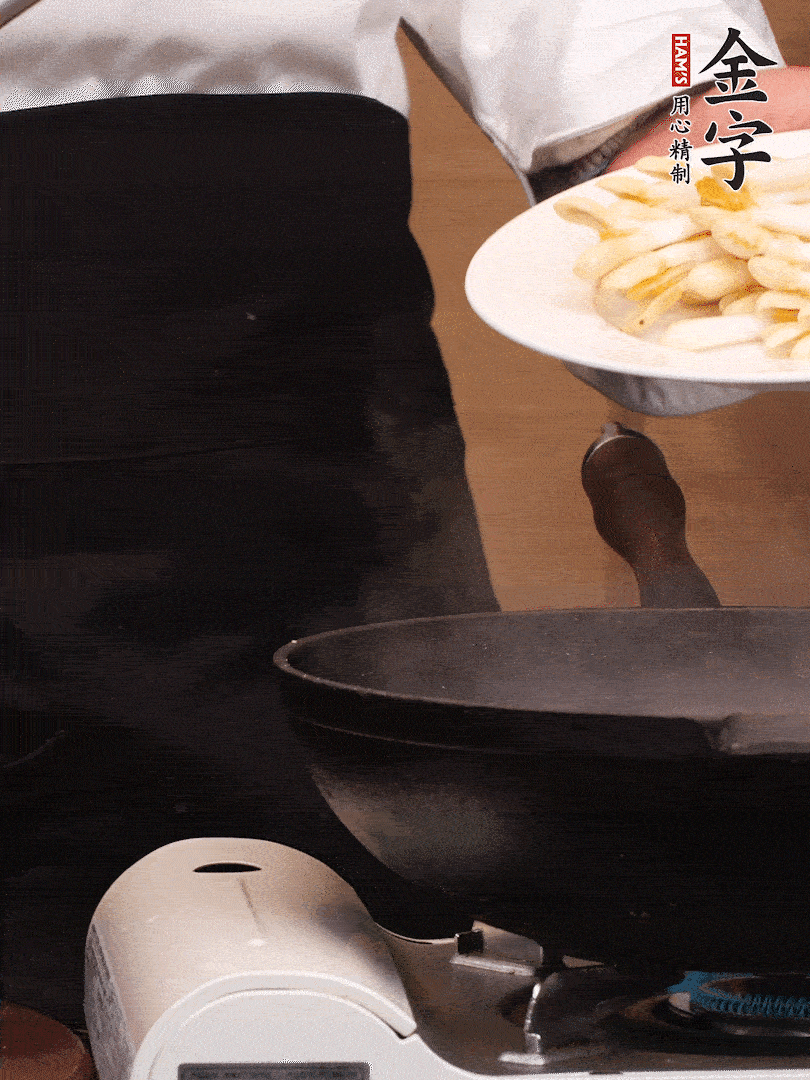 鍋中少許油，下花生芽