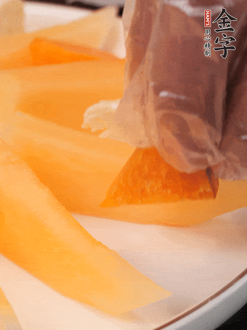 刀用火烤一下，切開奶酪