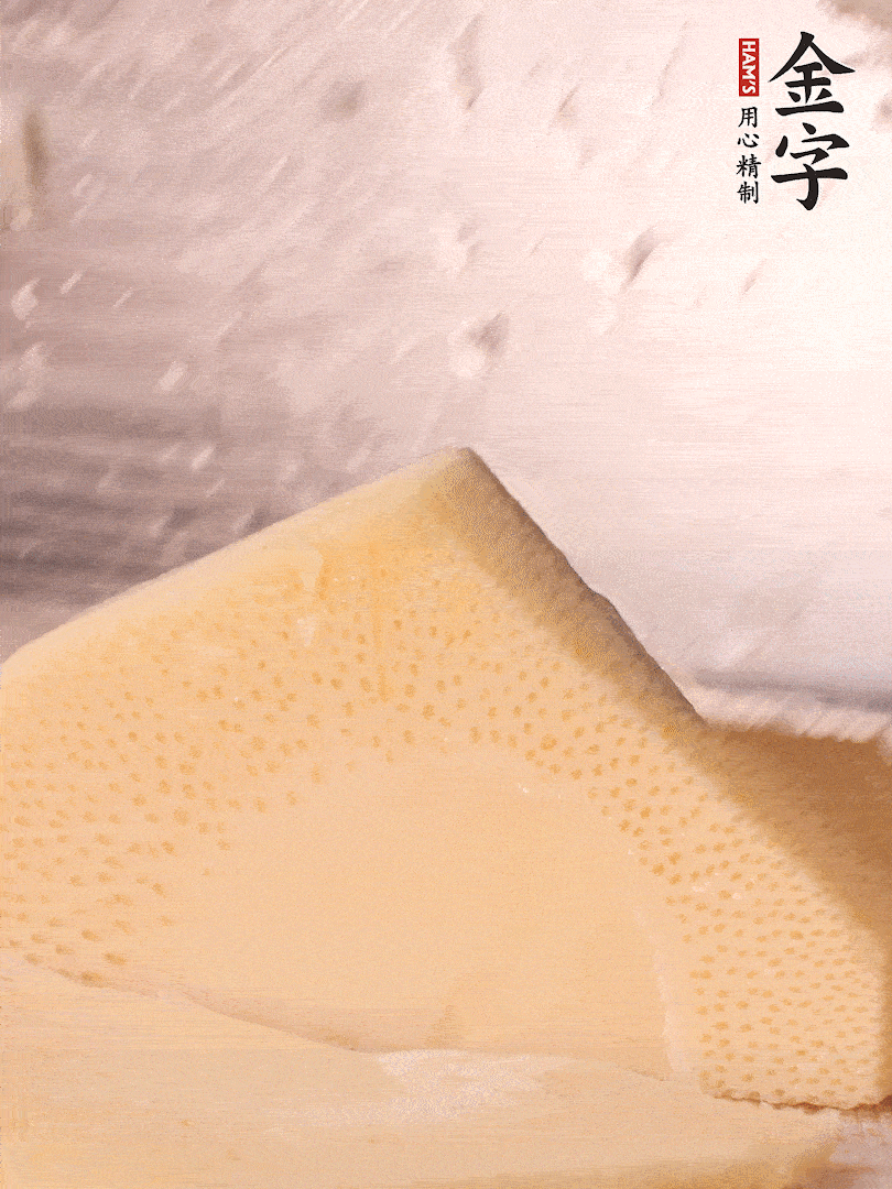 冬筍處理干凈，切滾刀塊，開水焯燙去除澀味