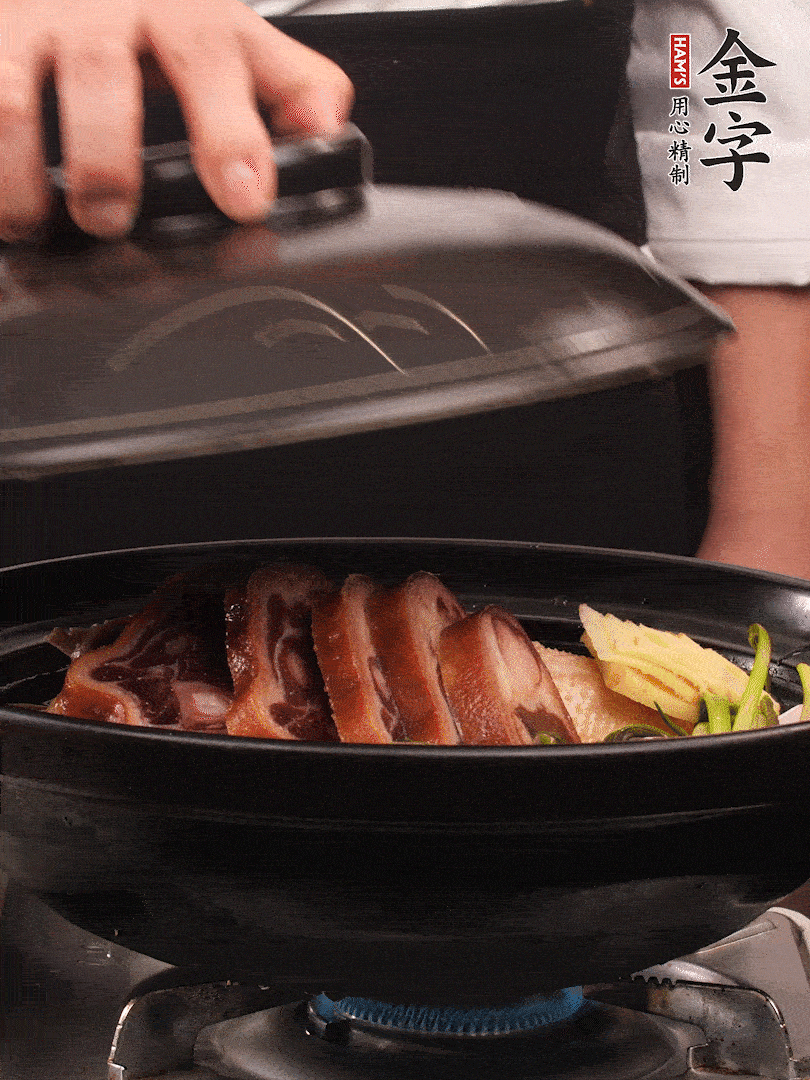 砂鍋蓋蓋子密封，大火燒開后轉(zhuǎn)小火，燜煮2小時(shí)