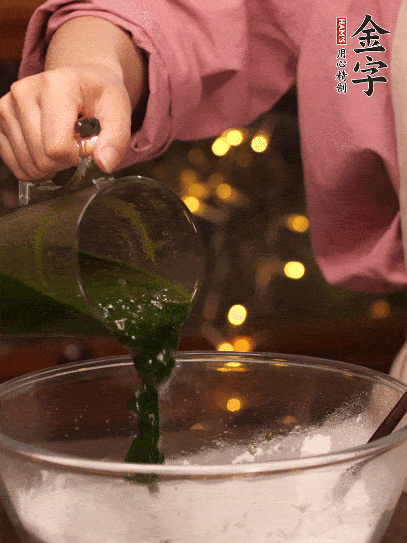 清明粿粉，分次加艾草泥，加點(diǎn)油揉2分鐘