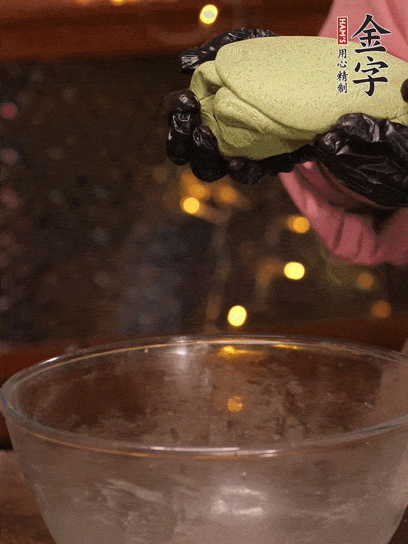 清明粿粉，分次加艾草泥，加點(diǎn)油揉2分鐘，揉到面團(tuán)光滑，醒發(fā)一下