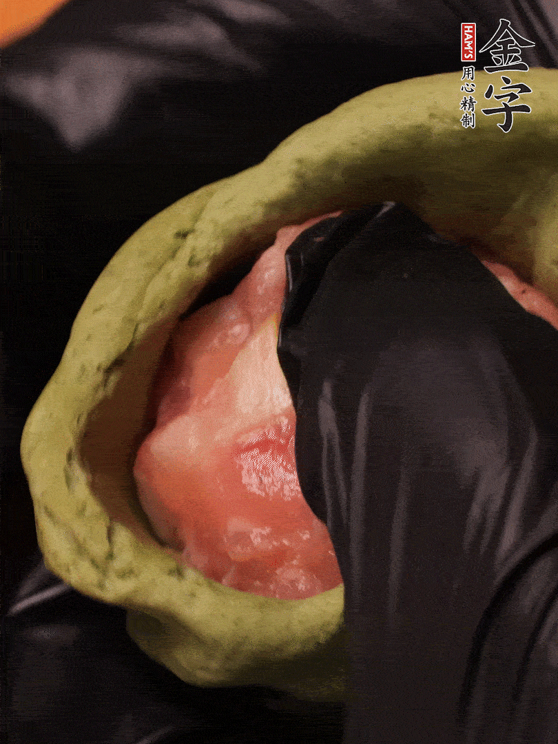 切成小劑子，中間壓個(gè)坑，做成碗狀，虎口慢慢收口