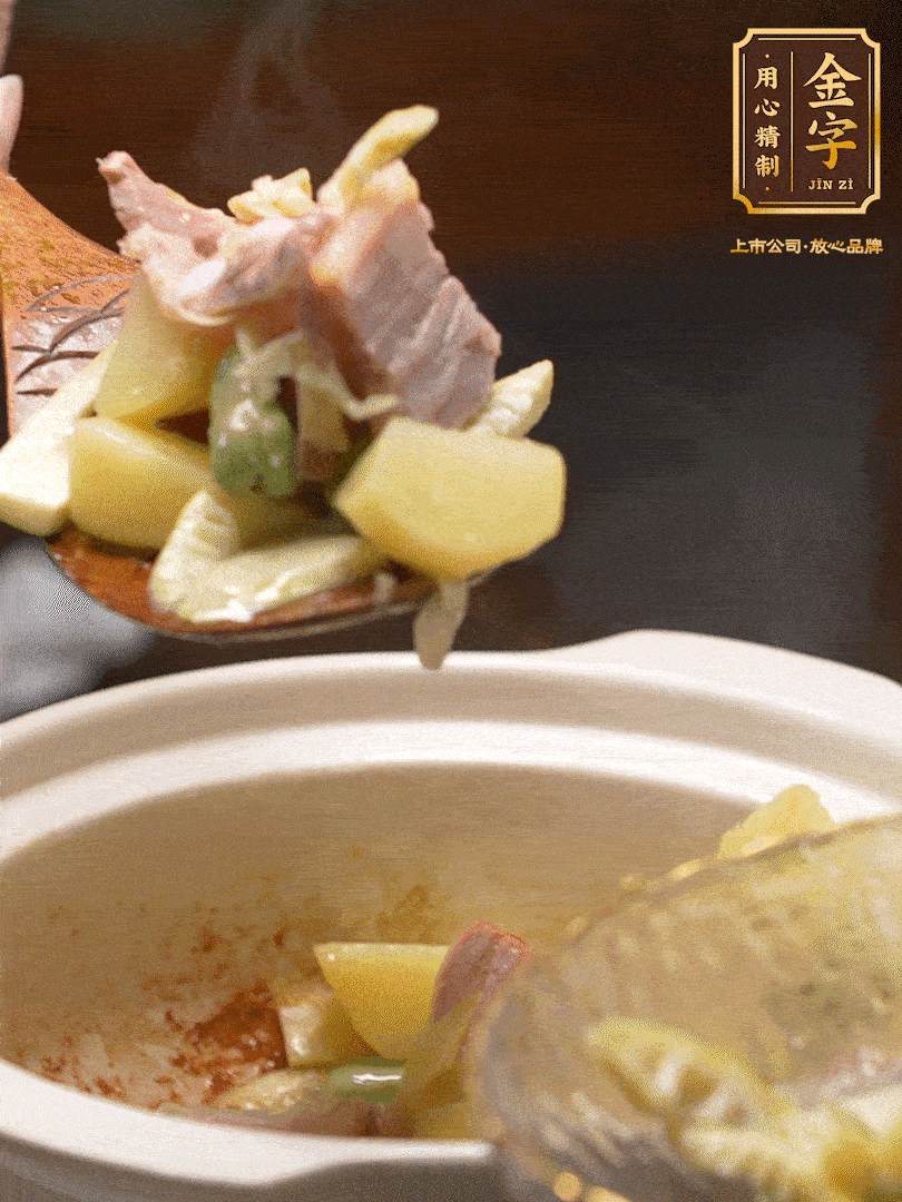 煸出咸肉脂香，再下筍丁、蠶豆。呈出