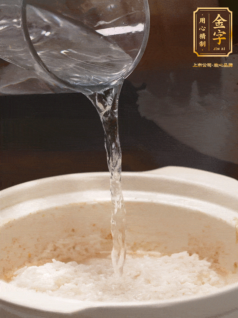 將泡好的米，加水一指，煮至沸騰