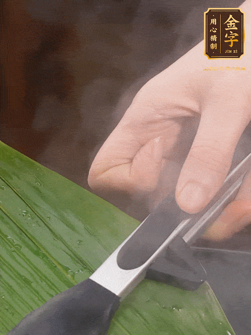 新鮮粽葉洗凈，用開水煮一下，讓粽葉更有韌性不易裂。