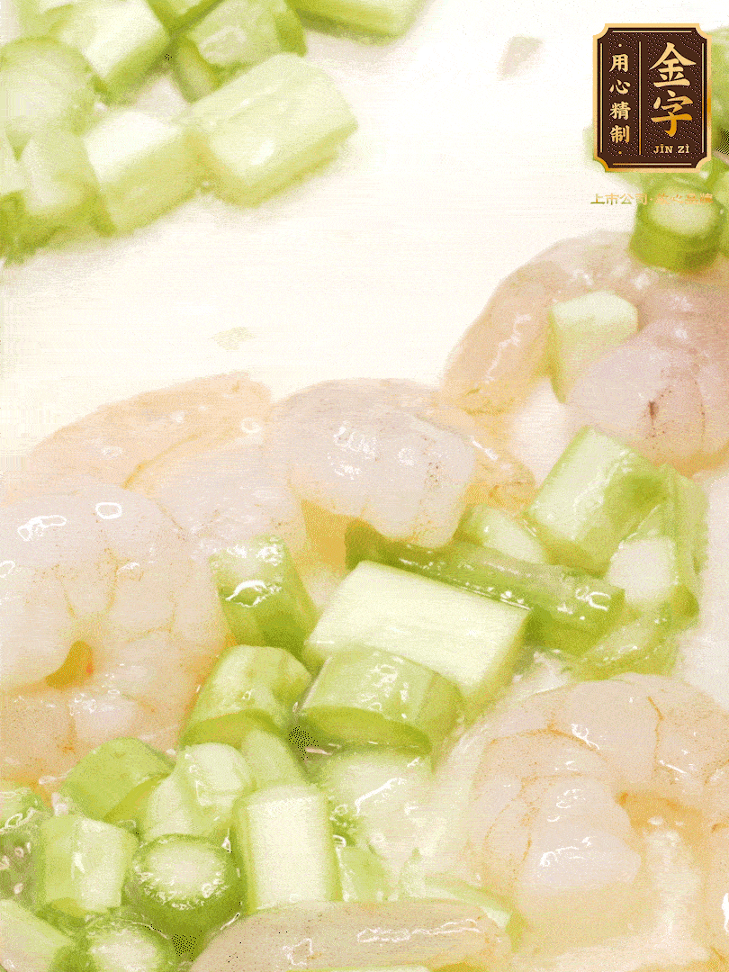 熱油煎香蝦仁，下香腸、蘆筍翻炒，盛出備用。