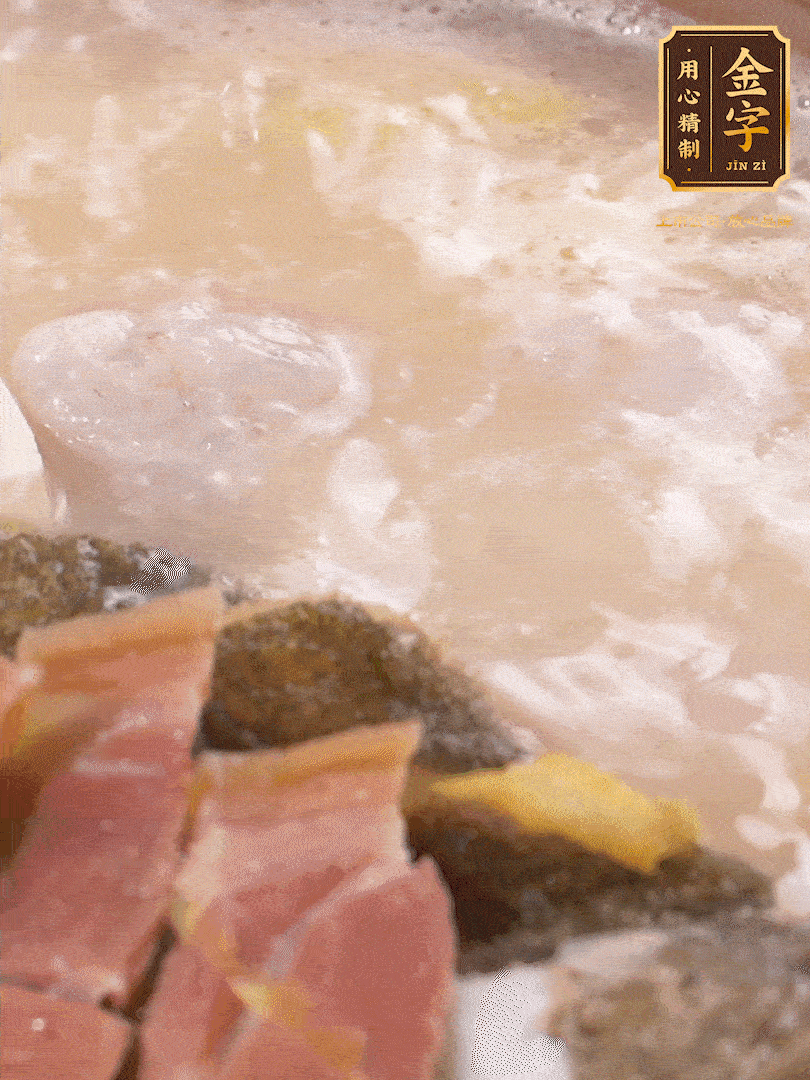 大火煮至沸騰后，轉(zhuǎn)至砂鍋中，繼續(xù)燉煮。這個(gè)時(shí)候可以放入一些自己喜歡吃的配菜比如蝦滑、內(nèi)酯豆腐來(lái)添味