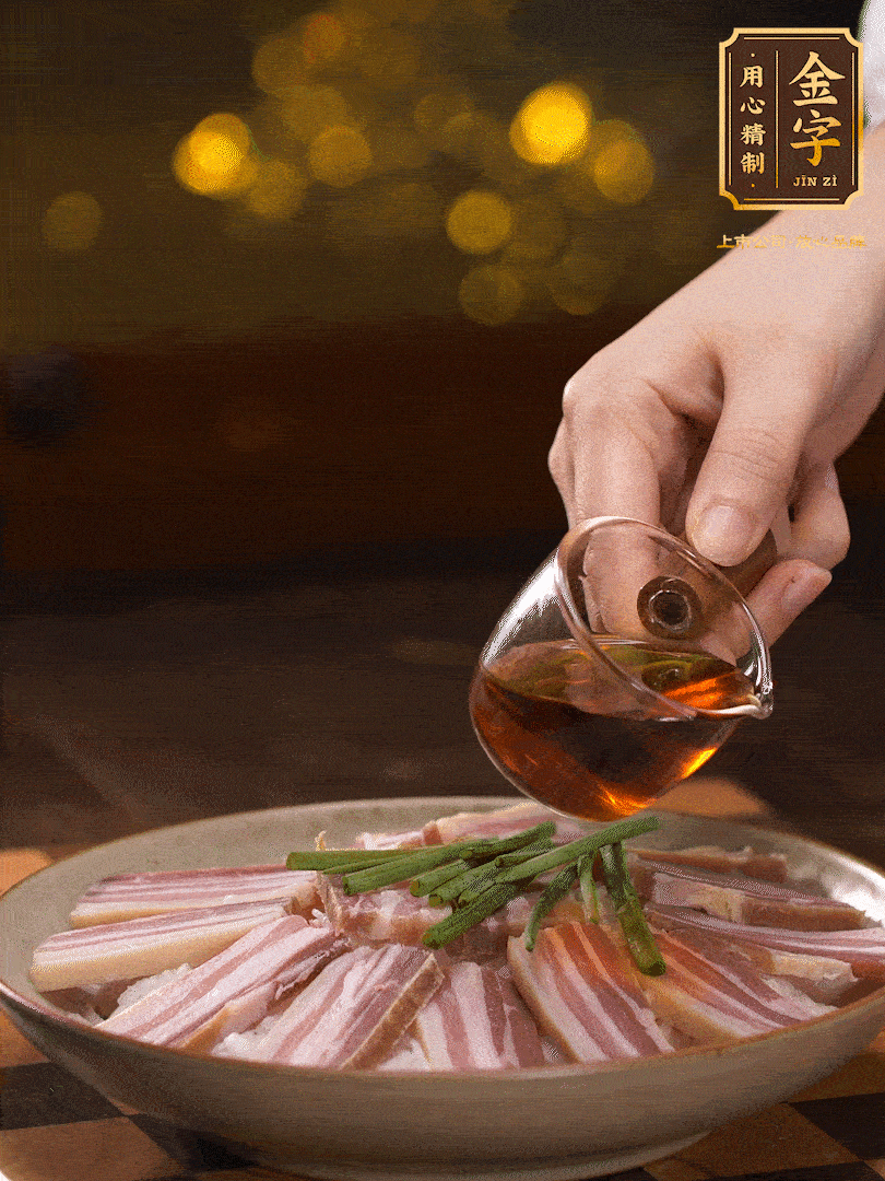 把切好的咸肉，均勻的鋪在蘿卜絲的四周頂部放少許蔥段 淋上少許料酒，放入鍋中 大火蒸二十分鐘