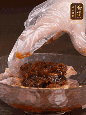 排骨用1勺蠔油、1勺醬油、1勺金字火腿XO醬抓勻腌制半小時(shí)