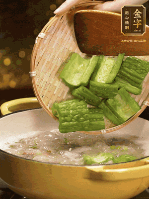 倒入熱水，和泡開的綠豆（連水）和火腿片，大火燒開燉一個小時