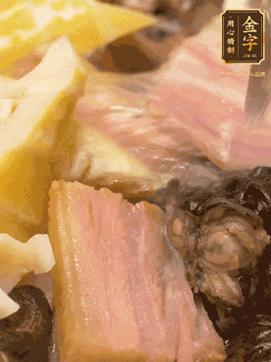 倒入滾燙的熱水，燉煮20分鐘，湯濃汁白