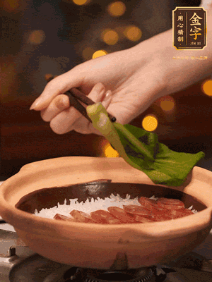 開(kāi)蓋，碼上香腸和焯好水的青菜