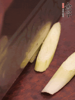 蒜白切小段，辣椒斜切圈