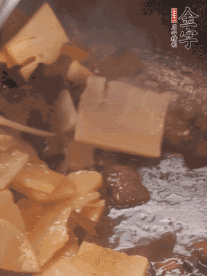 熱油起鍋，下醬油肉煸炒出香味