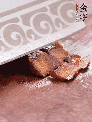 金字醬油肉水煮15分鐘，切薄片