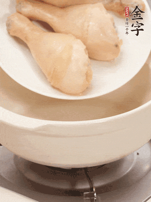 雞腿、火腿、干貝、蒜頭放入砂鍋內(nèi)燉1小時