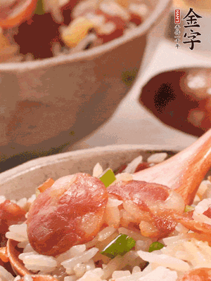 開蓋后，沿鍋邊淋2大勺花生油，大火烤出鍋巴。輕輕翻拌一下，撒點蔥花。