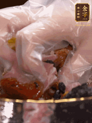 排骨洗凈后（蠔油、生抽、老抽、鹽、糖、淀粉、豆豉、蒜蓉、姜絲）腌制30分鐘