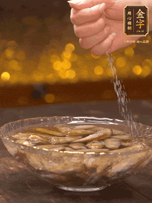 鮮活蟶子反復(fù)沖洗干凈，水中加鹽、芝麻香油浸泡30分鐘吐沙