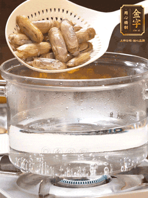 煮一鍋沸水，下蟶子汆燙30秒，撈出浸入冰水，取出蟶子肉