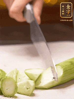 絲瓜去皮，切滾刀塊