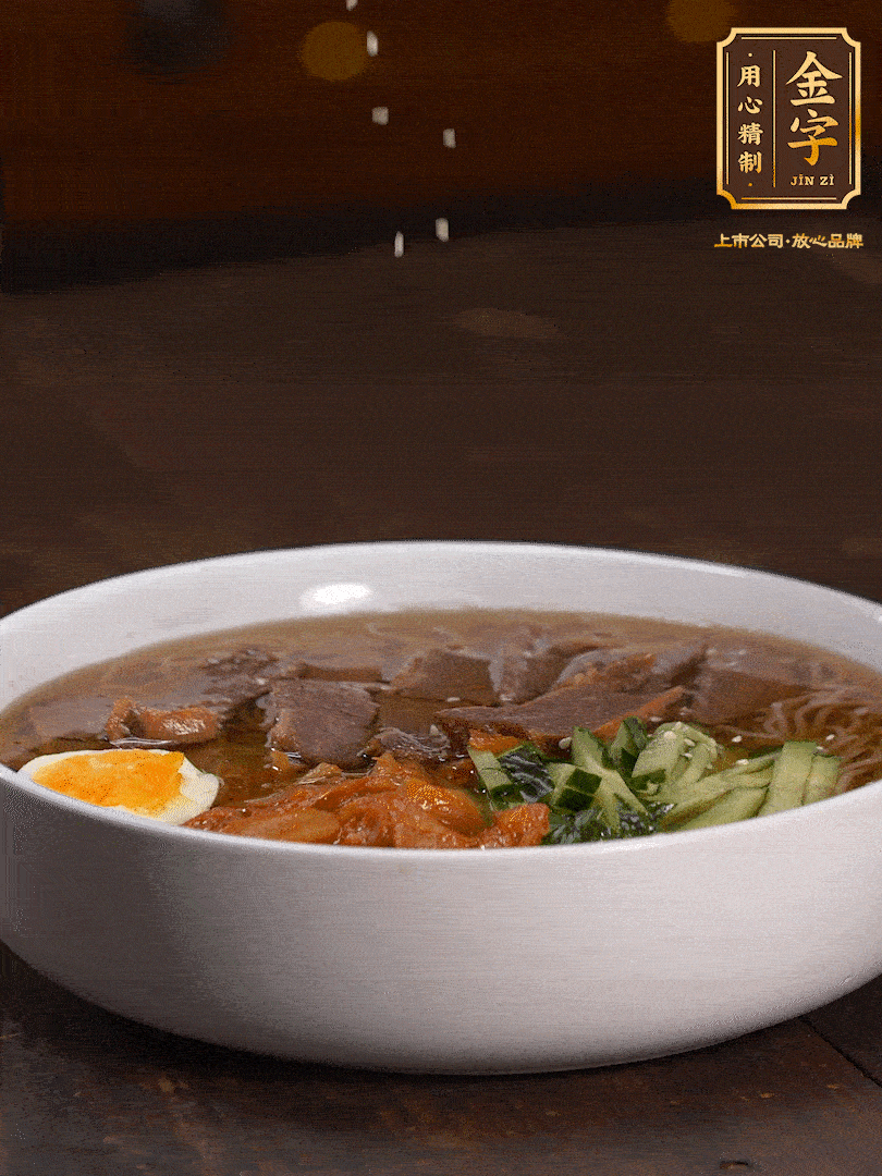 放入冰涼的冷面湯碼上黃瓜絲、泡菜、牛肉、雞蛋，撒點(diǎn)白芝麻