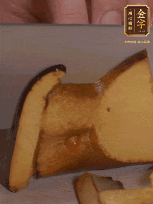 2個(gè)牛肝菌切丁，1個(gè)牛肝菌切片；金字香腸1根切丁，1根切片