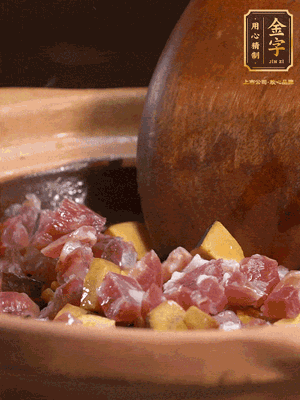 熱油下蒜片，倒入香腸丁、牛肝菌丁翻炒出香味