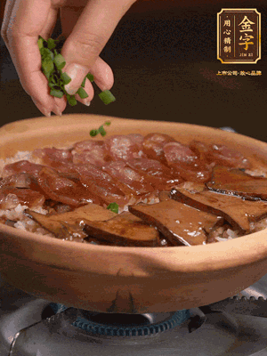 最后鋪上牛肝菌，爭(zhēng)分奪秒地倒上醬汁，撒點(diǎn)小蔥花