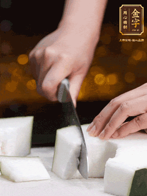 薏米提前浸泡好。冬瓜帶皮洗凈切塊