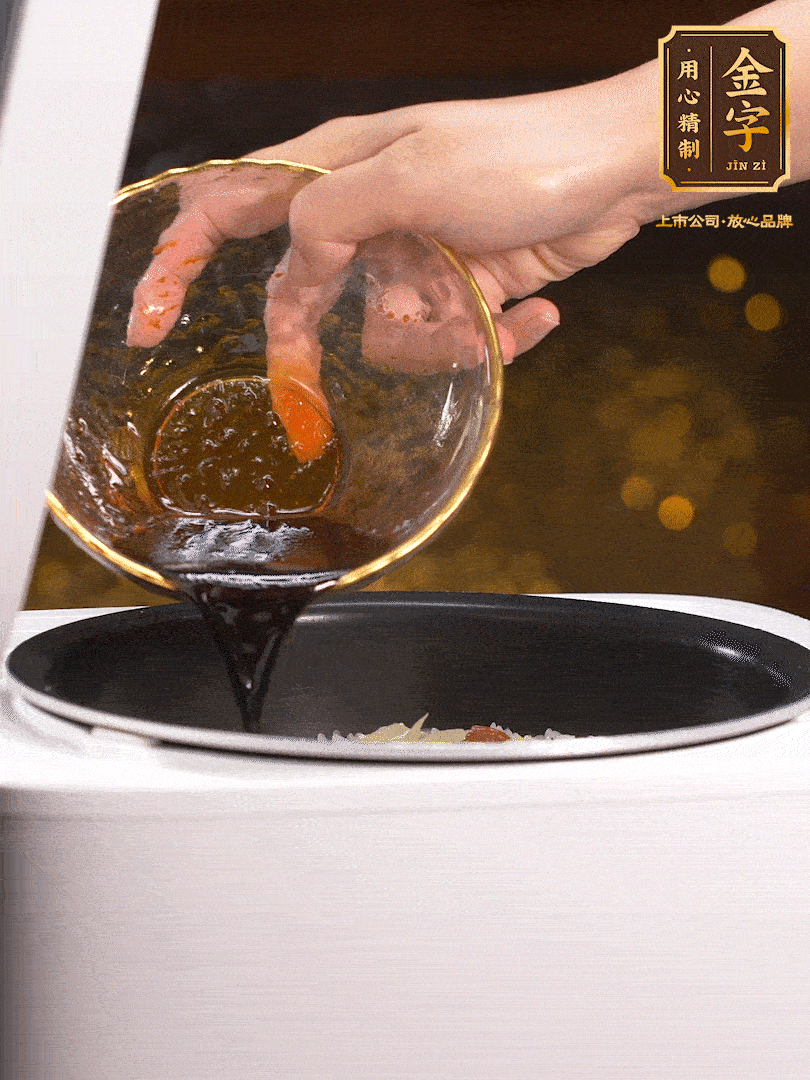 煮好后，淋上醬汁：2勺生抽、1勺老抽、1勺蠔油、半勺白糖、半勺香油、1勺水
